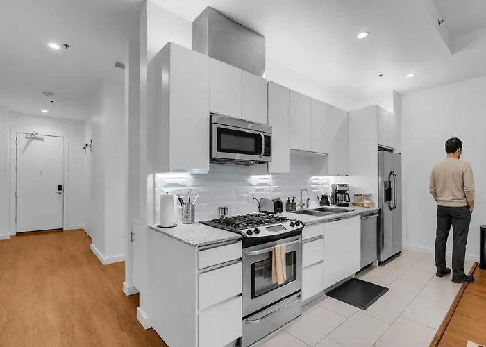 Minimalist Luxe Chic 1br Gym