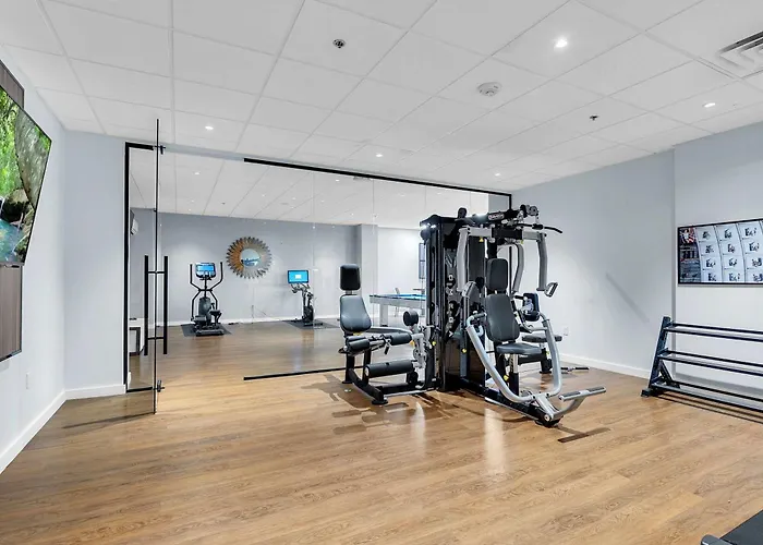 Minimalist Luxe Chic 1br Gym